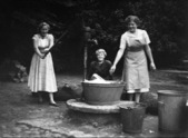 Friend from Holland, Joke Reicheld, Grete & Inge at the Water Pump