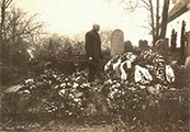 Frederik Bertelsen besøger Else Maries Grav (1918)