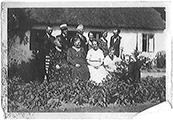 Bertelsen Familie og Besøger på Ravnsborg - 1-x-x-Berthel-Marie-x-PeterHolm, 2-x-x-Jutta-Edith-x-FrederikLassen