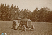 Frederik Driving the Tractor - Arkiv.dk Silkeborg Lokalarkiv Blicherengen B14697