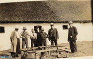 Lassen Family on Grågård - (l-r) Else Marie (Rasmussen) Bertelsen, Peder, Karl, Sine, Frederik, Jens Peder, Frederik Bertelsen - Arkiv.dk Silkeborg Lokalarkiv Blicherengen B14686